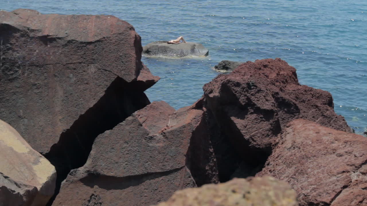 산토리니 레드 비치의 붉은 바위