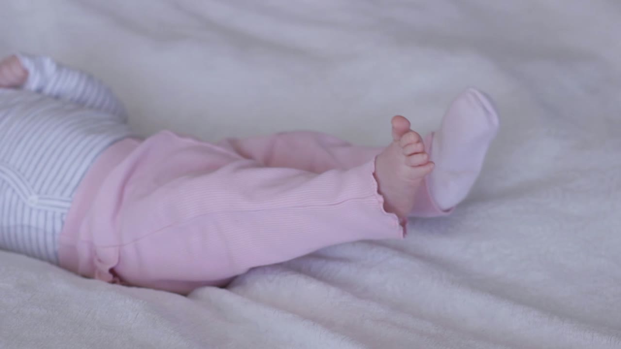 el bebé se está moviendo, estirando las piernas