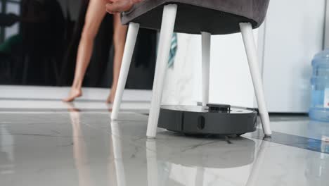 robot aspirador en una cocina