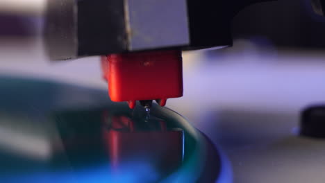 Macro-Close-Up,-Placing-Crystal-Needle-on-Spinning-Green-Vinyl-Record