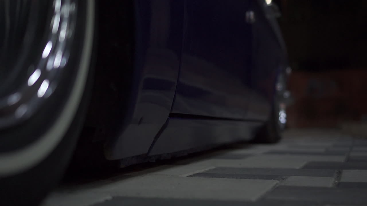 coche lowrider por la noche