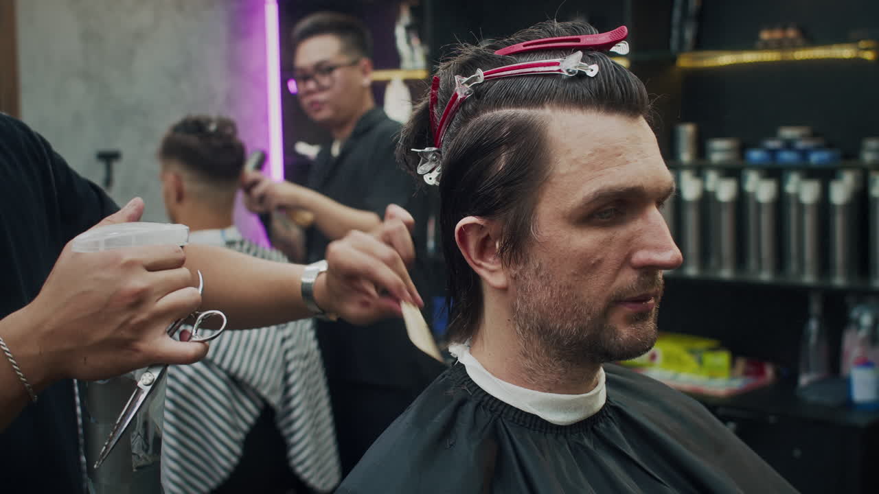 un hombre se corta el cabello en la barbería.