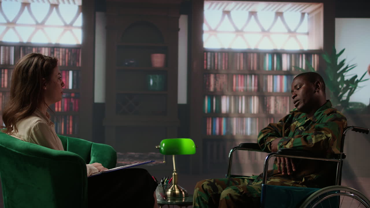 체어에 앉아 전쟁 장면에 대해 토론하는 부상당한 육군 참전용사