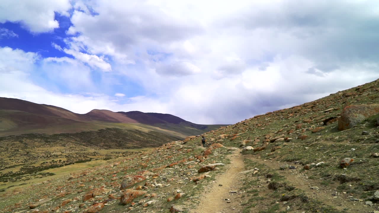 toma de punto de vista como caminar por un sendero de montaña, camino detrás de otro excursionista