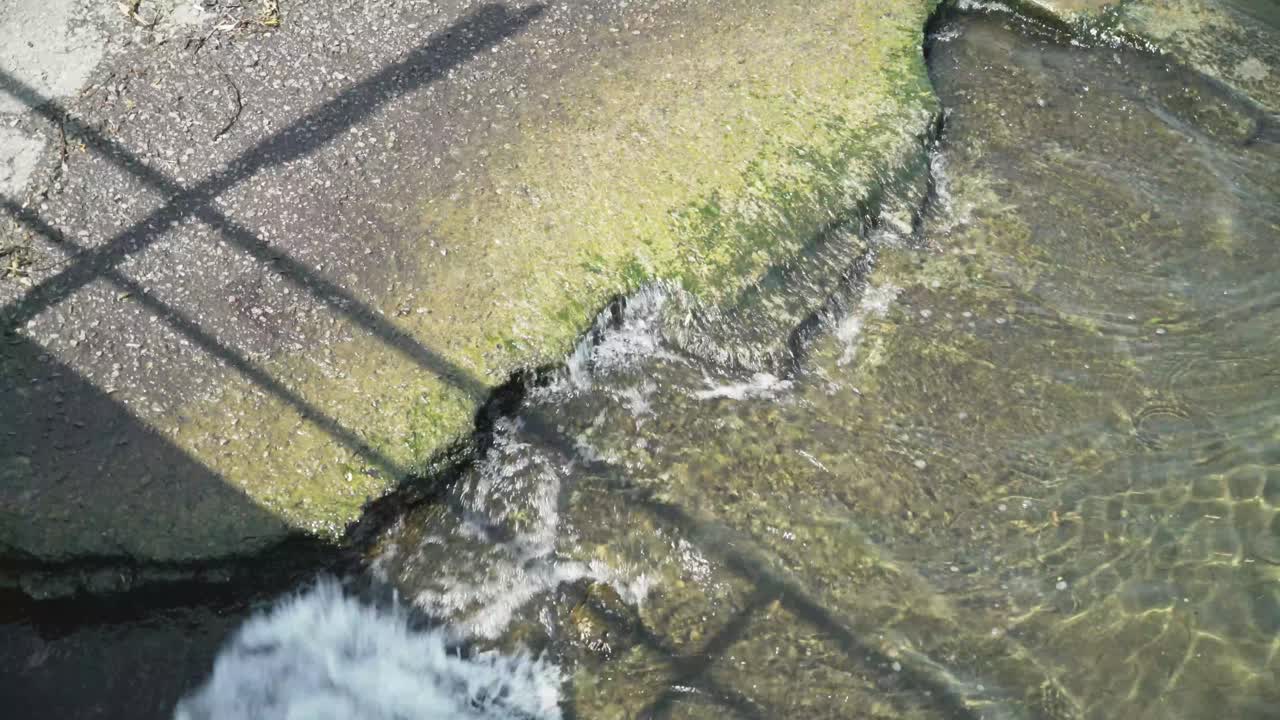 슬로프의 물 출렁임, 휴이, 호에이, 벨기에, 유럽, 아르덴, 4k, 25fps