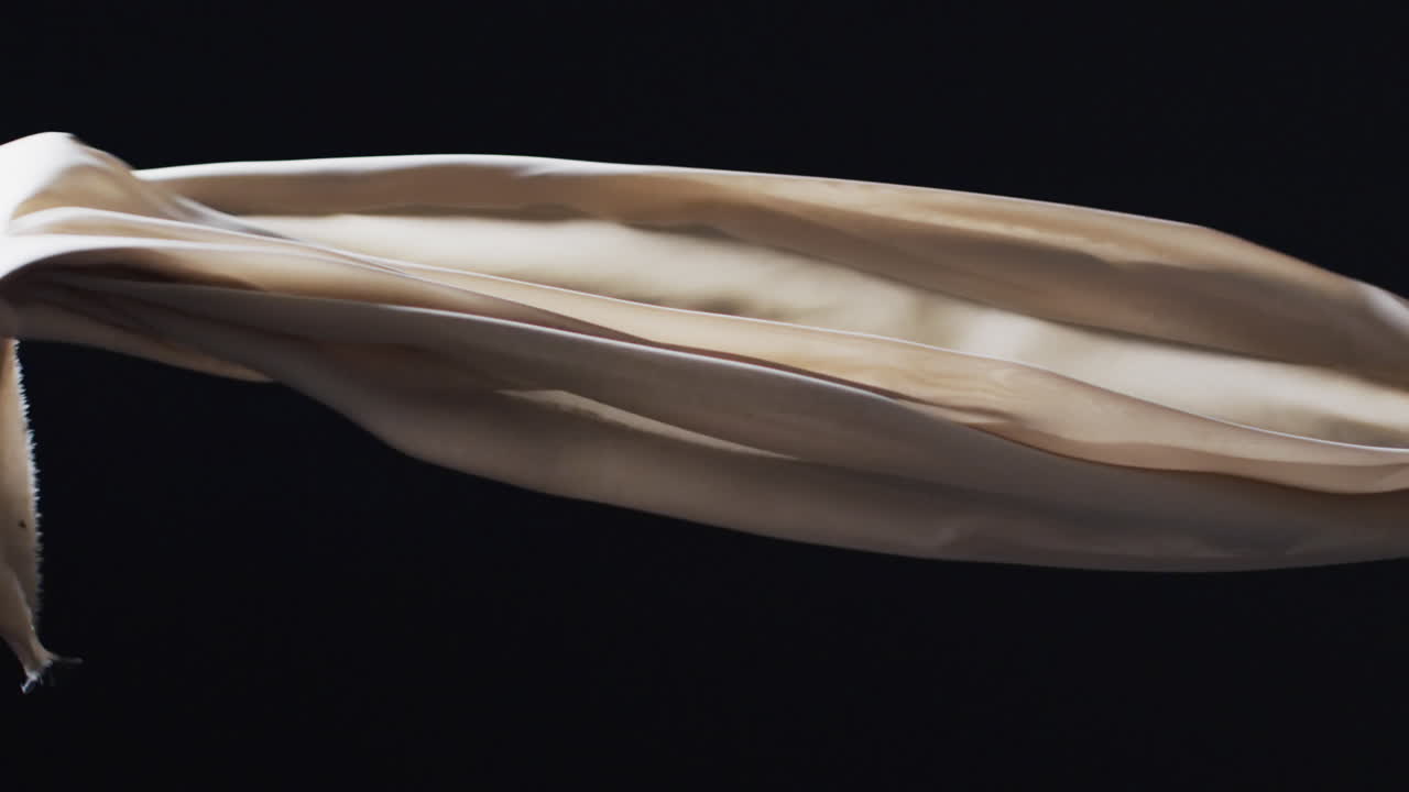 animación de tejido blanco soplado con espacio de copia sobre fondo negro