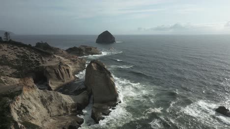 El-Paisaje-Costero-De-Cabo-Kiwanda-A-Lo-Largo-De-La-Costa-De-Oregon,-Estados-Unidos,-Está-Adornado-Con-Majestuosidad