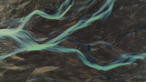 vista aérea de un río glacial trenzado cerca de kalfafell en islandia