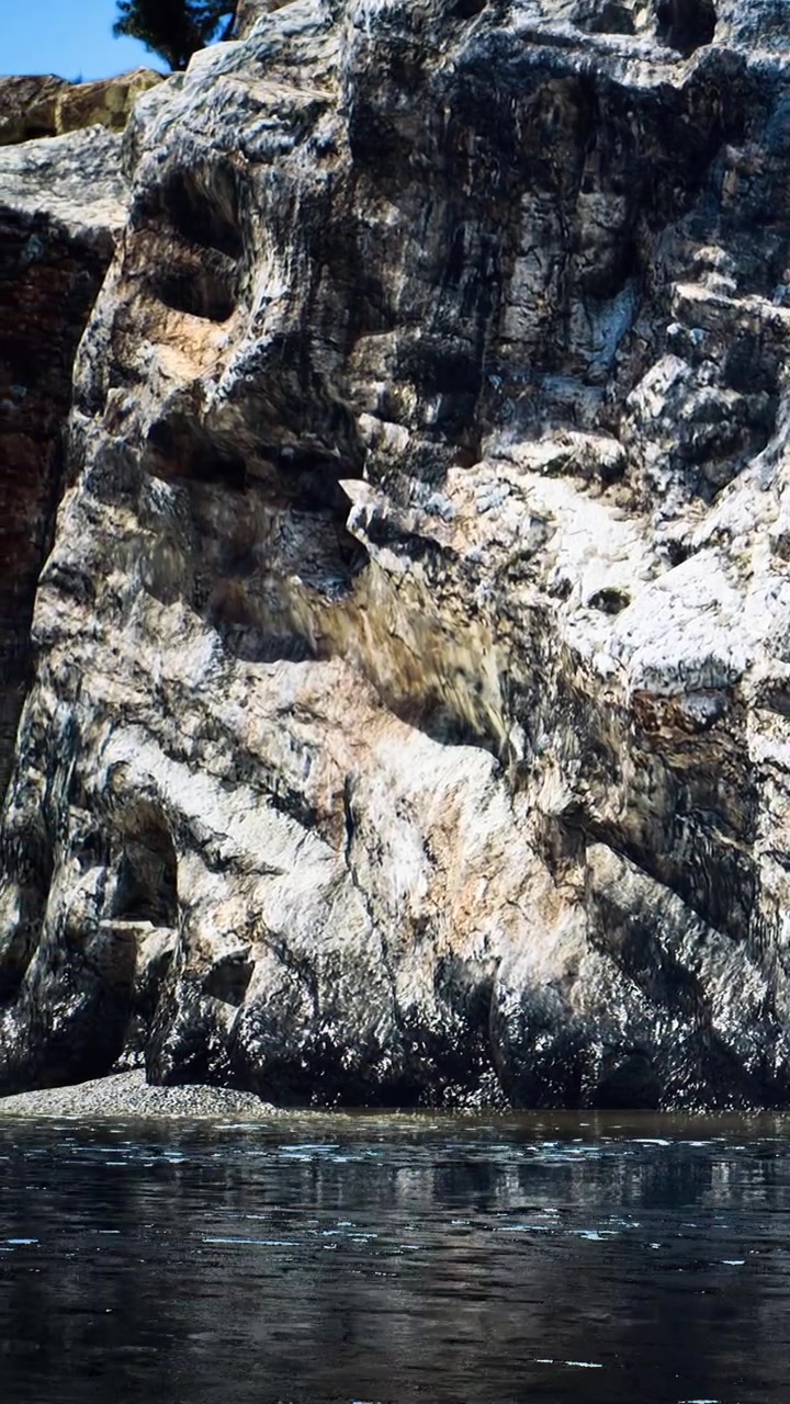 Formazione rocciosa vicino all'acqua durante le ore diurne in una zona costiera.
