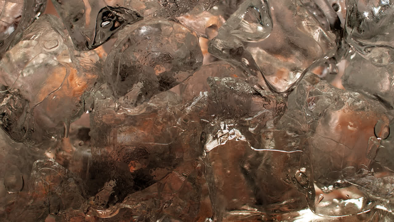 맛있는 액체가 1000+ fps 슬로우 모션-4로 칵테일 잔에 들어갑니다.