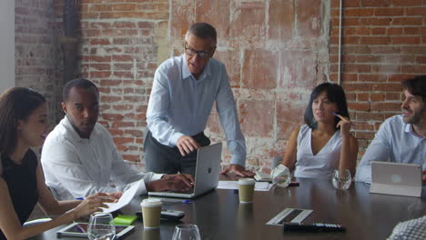 Grupo-De-Empresarios-Reunidos-En-La-Sala-De-Juntas-Rodada-En-R3d