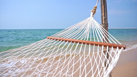 Close-Up-Empty-Hammock-on-Deserted-Beach