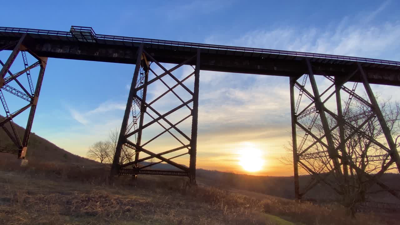 un viaducto de puente de tren hermoso, alto, de acero y bellamente diseñado en las montañas apalaches a principios de la primavera al atardecer