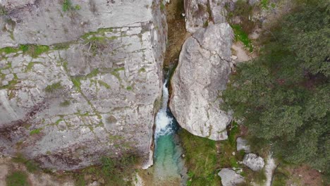 Wasserfall,-Der-Die-Schlucht-Hinunterfließt-Und-Eine-Große-Wasserfontäne-Bildet