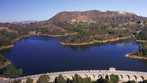 Amplia-Toma-Aérea-Del-Lago-Hollywood-En-Las-Colinas-De-Hollywood