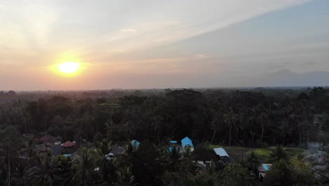 Toma-De-Drone-De-La-Puesta-De-Sol-En-Bali,-Indonesia