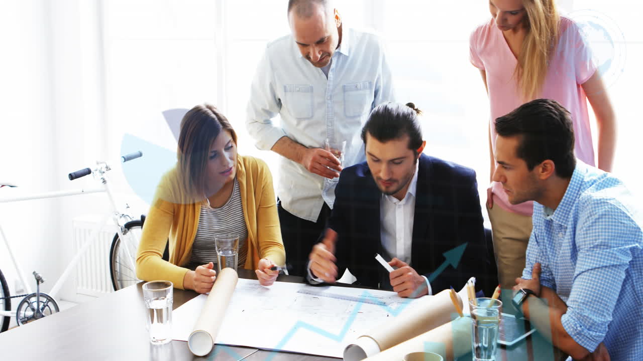 animación de la interfaz infográfica sobre diversos arquitectos que comparten ideas y discuten el plan