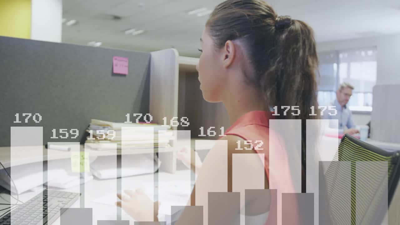 animación de procesamiento de datos financieros sobre mujer de negocios caucásica usando computadora en la oficina.