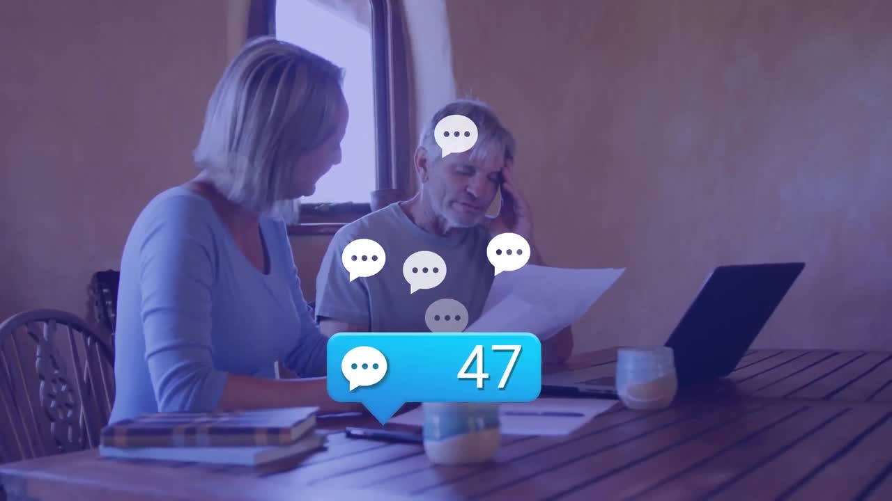 animación de iconos de los medios sobre una pareja caucásica mayor usando una computadora portátil