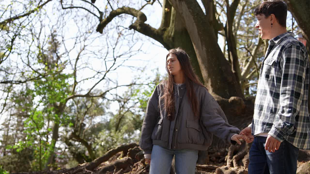 공원에서 산책 하는 부부