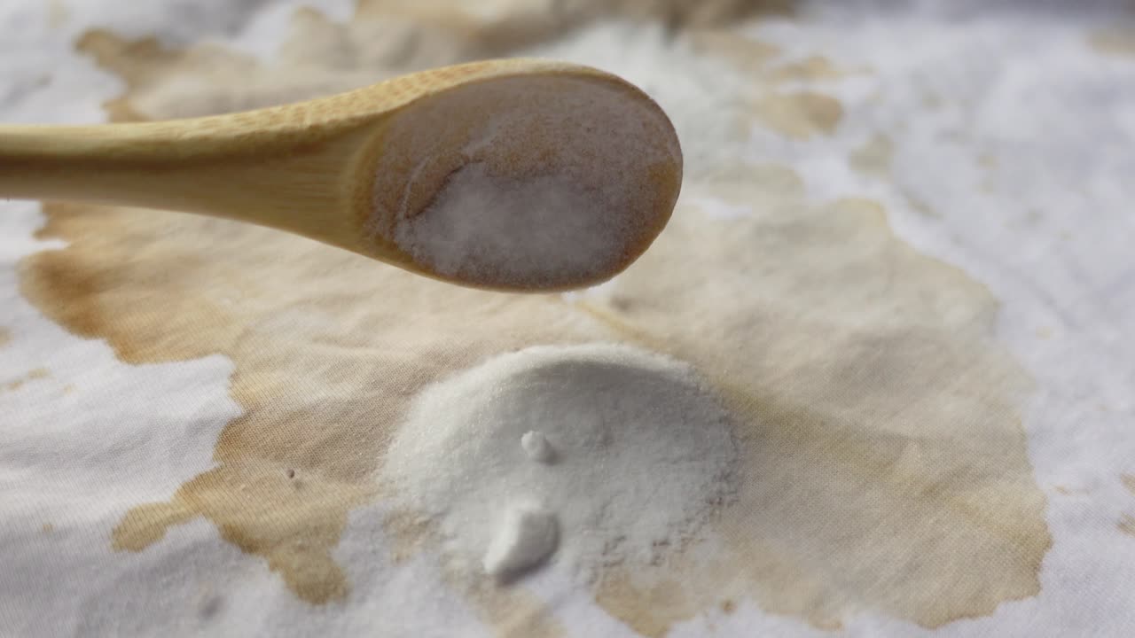 커피 얼룩에 베이킹 소다 얼룩 제거제