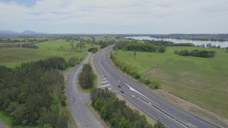 conduciendo por macleay valley way cerca del río macleay en austral eden, nueva gales del sur, australia