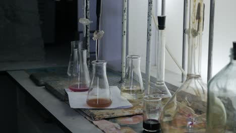 experimento de química en un laboratorio