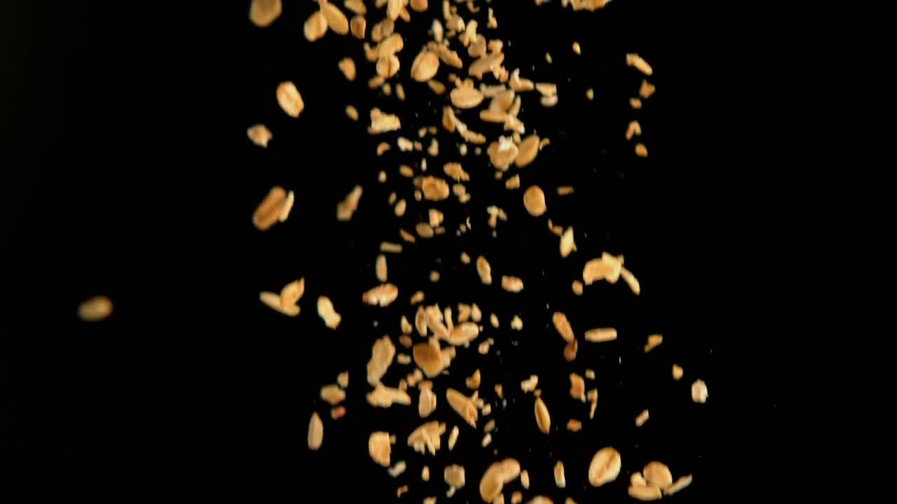 검은 바탕에 떨어지는 오트와 딸기 4k