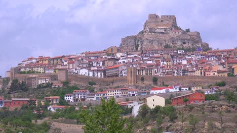 Die-Schöne-Burg-Fort-Stadt-Morella-Spanien-1