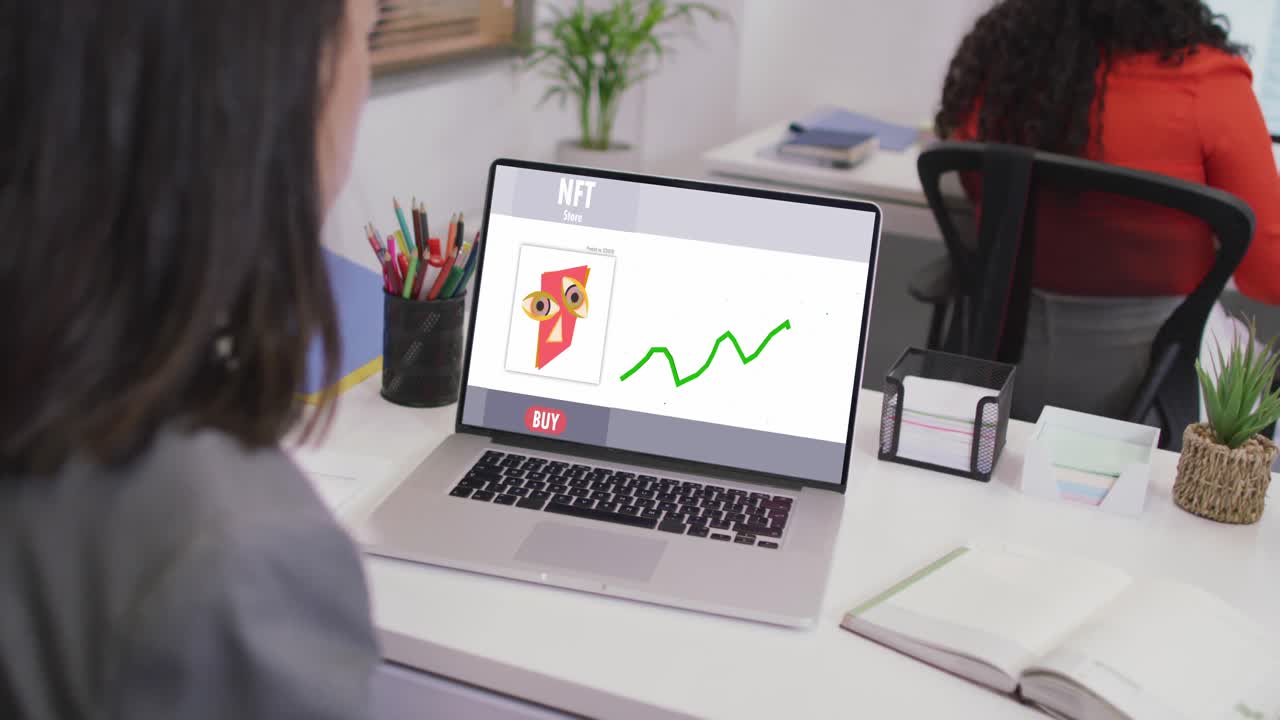 video de una mujer caucásica trabajando en una computadora portátil con nft en la pantalla