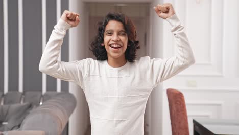 un niño indio alegre celebrando
