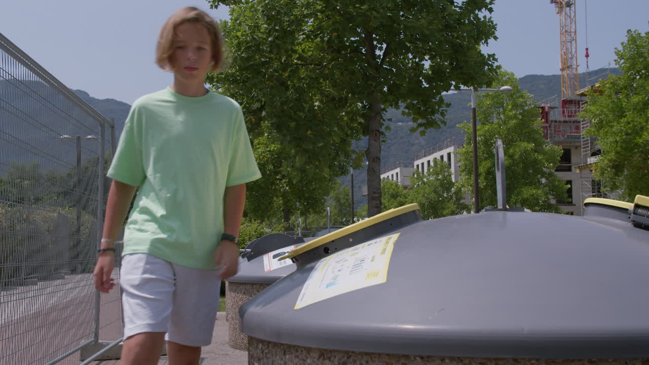niño reciclando botellas de plástico