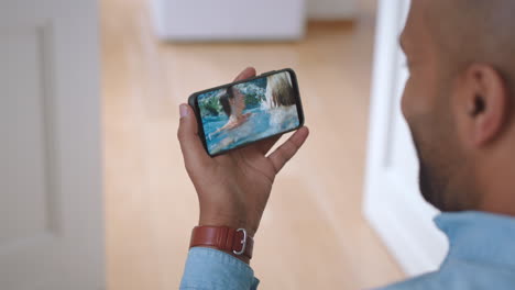 hombre y amigos de vacaciones en video internacional