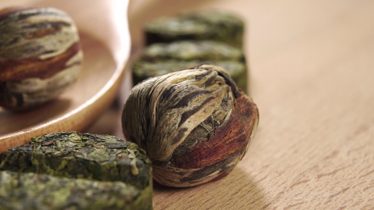 bolas redondas de té verde con flores de jazmín