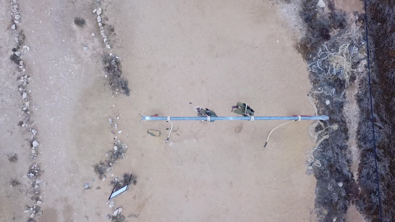 탑 샷 3명의 제1군 병사들이 군사 훈련에서 락을 연습합니다