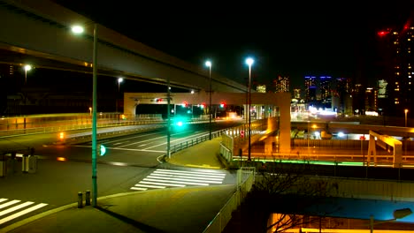 el lapso de la noche 4k frente a la estación de ariake obturador lento zoom en