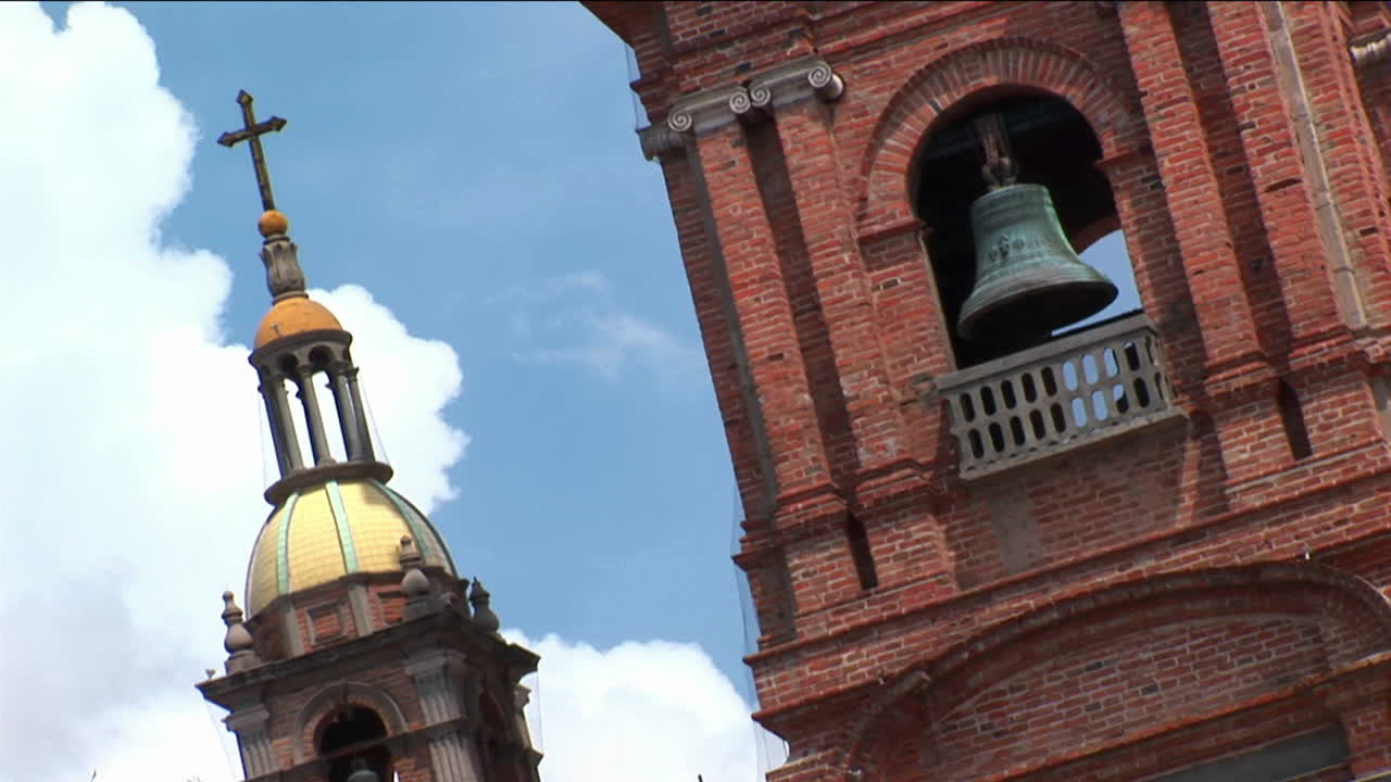 церковные колокола занимают башню