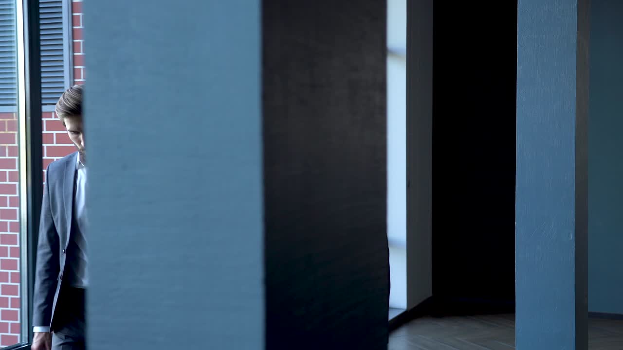 비즈니스 임원들이 현대적인 기업 사무실 로비에서 만나서 고 얘기하고 있습니다.