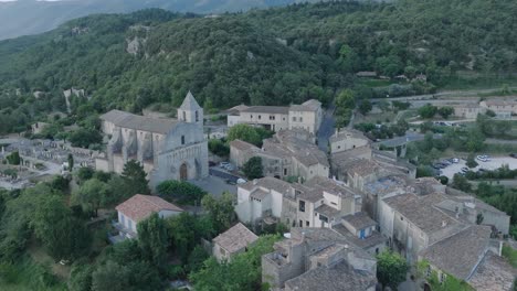 avión no tripulado luberon provenza saignon francia ciudad medieval al amanecer