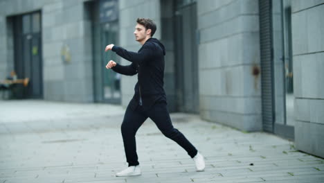 un boxeur s'échauffe à l'entraînement de rue. un homme de fitness étirant ses jambes.