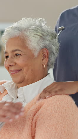 mujer anciana que recibe atención y apoyo