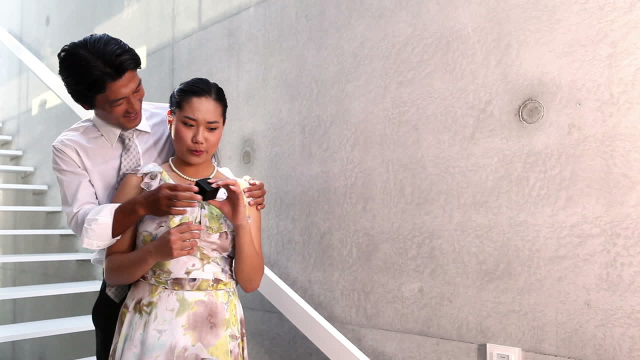 남자 는 여자친구 에게 청혼 을 해서 놀라게 한다