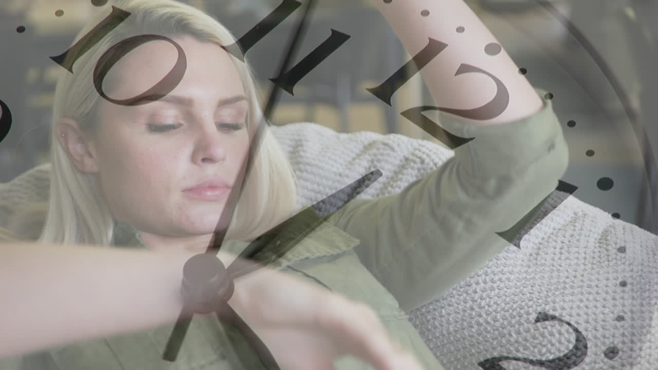 노트북을 사용하는 피곤한 백인 사업가 여성의 시계 애니메이션