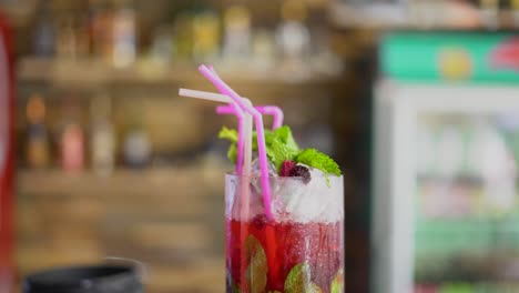 bebida alcohólica roja en vaso grande, gin tonic, gin tonic, refresco
