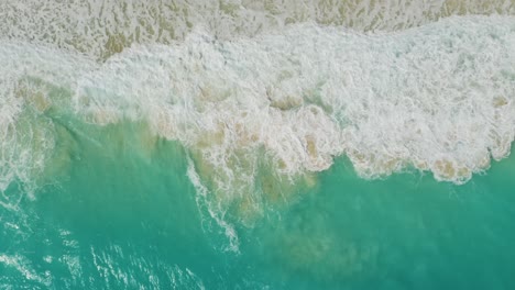 Die-Drohne-Erhebt-Sich,-Wenn-Die-Wellen-Am-Tropischen-Weißen-Sandstrand-Krachen