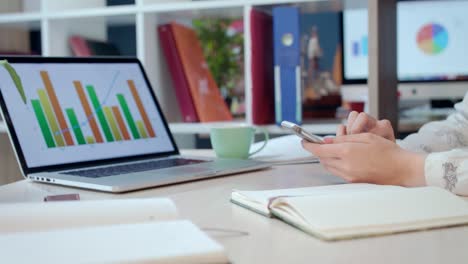 Business-woman-using-mobile-phone-in-office.-Office-employee-using-smartphone