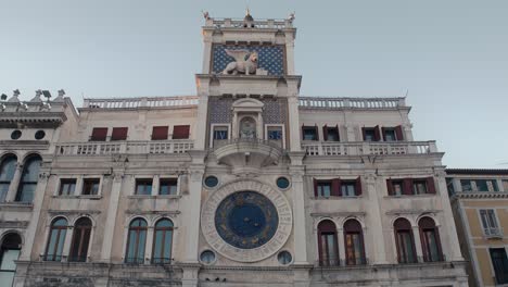 histórica torre del reloj astronómico en venecia