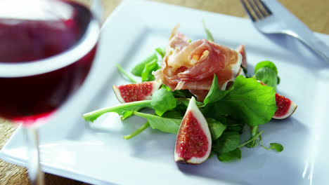 Ensalada-Con-Vino-Tinto-Servido-En-Plato