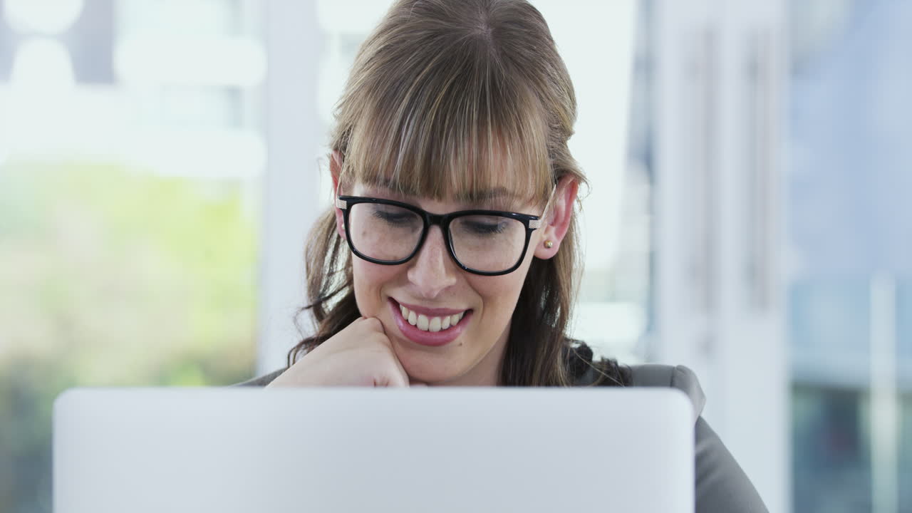 trabajando con confianza para realizar sus ambiciones