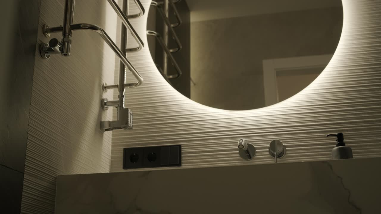 interior de apartamento minimalista moderno con decoración simple, tonos neutrales y líneas limpias. el diseño hace hincapié en la funcionalidad, creando un espacio de vida sereno y organizado.